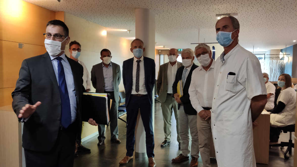 Les personnalités à leur arrivée à l'accueil du laboratoire, avenue d'Alsace - Photos ED