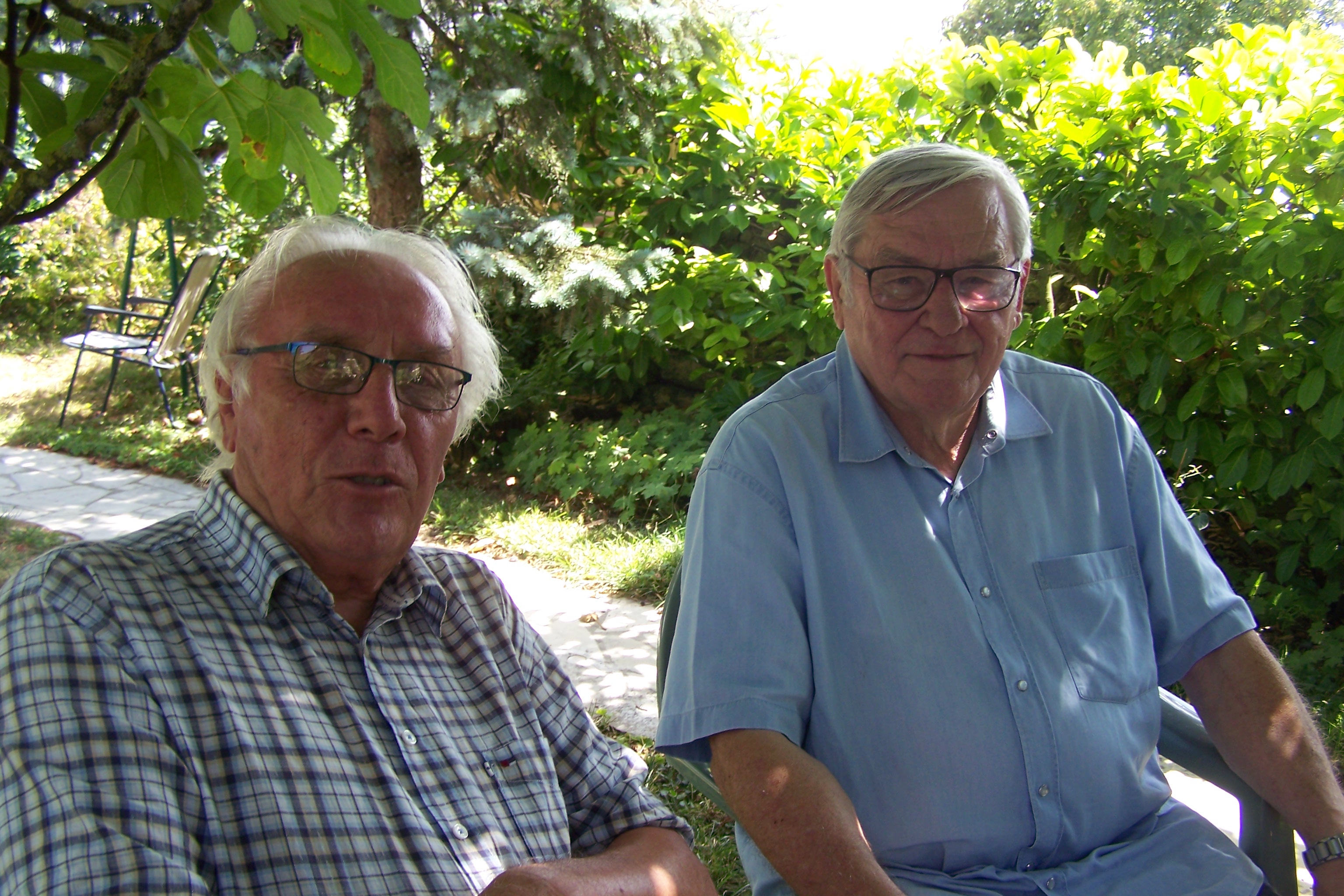 A l'ombre d'un beau figuier, Roger Tessier ( sur la gauche) et Jean-Claude Ulian
