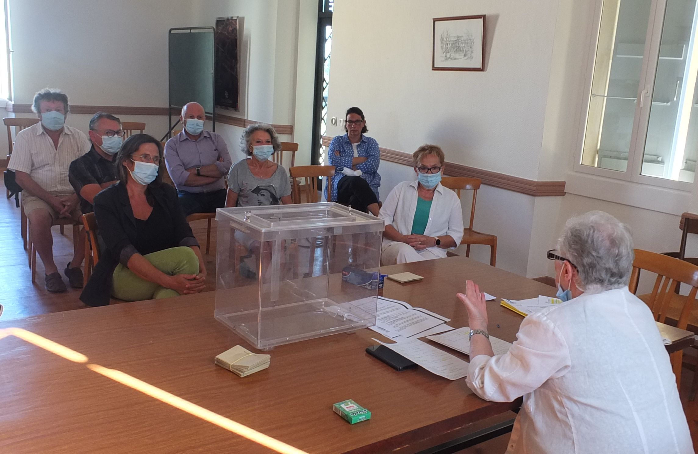 Pierrette Menal présente son programme devant les autres maires présents à la mairie de Valence