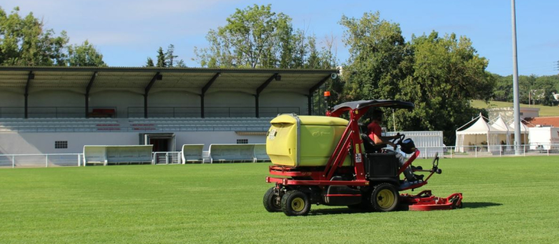 Rénovation de la pelouse du stade Eric Carrière mais pas seulement