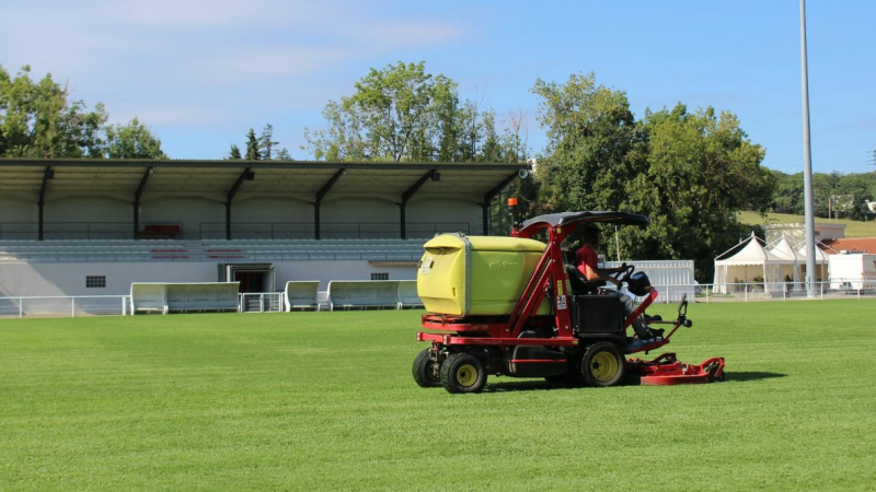 Rénovation de la pelouse du stade Eric Carrière mais pas seulement