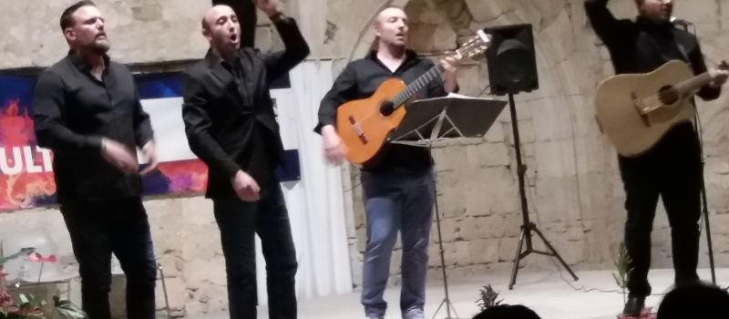 Un voyage lumineux et coloré par les chants et guitares corses