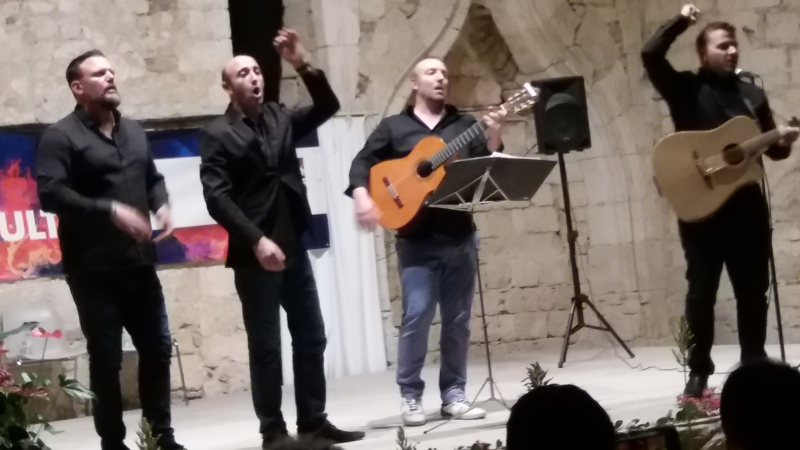 Un voyage lumineux et coloré par les chants et guitares corses
