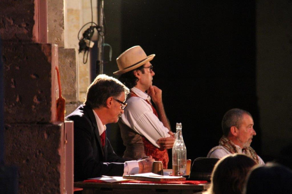 Une interrogation ? Réponse évidente, ce sont les comédiens de la Boîte à Jouer en situation - Photo Marc Le Saux