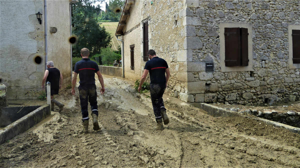 Les pompiers lors de leur intervention, à Lectoure, le 25 juin dans la nuit - Photo JPE
