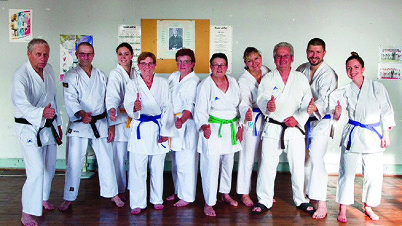 Karate fin prêt pour une bonne rentrée