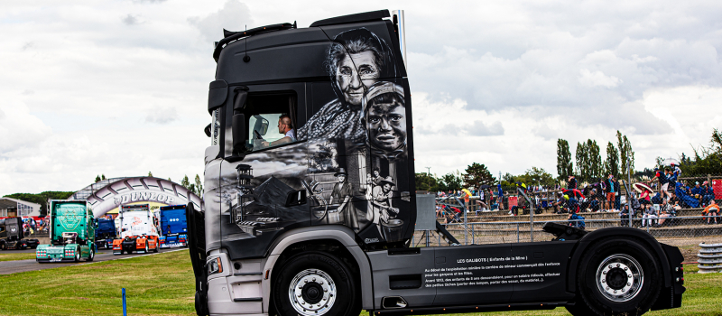 Photos d’un défilé de camions au circuit de Nogaro  