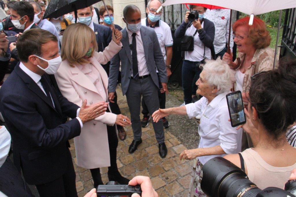 Une doyenne parmi la foule : à 98 ans, elle a fait le déplacement pour rencontrer le Président - Photos Marc Le Saux