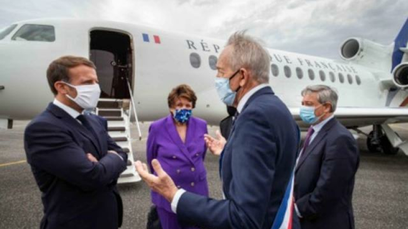 Le maire d’Auch accueille le Président de la République à l’aéroport