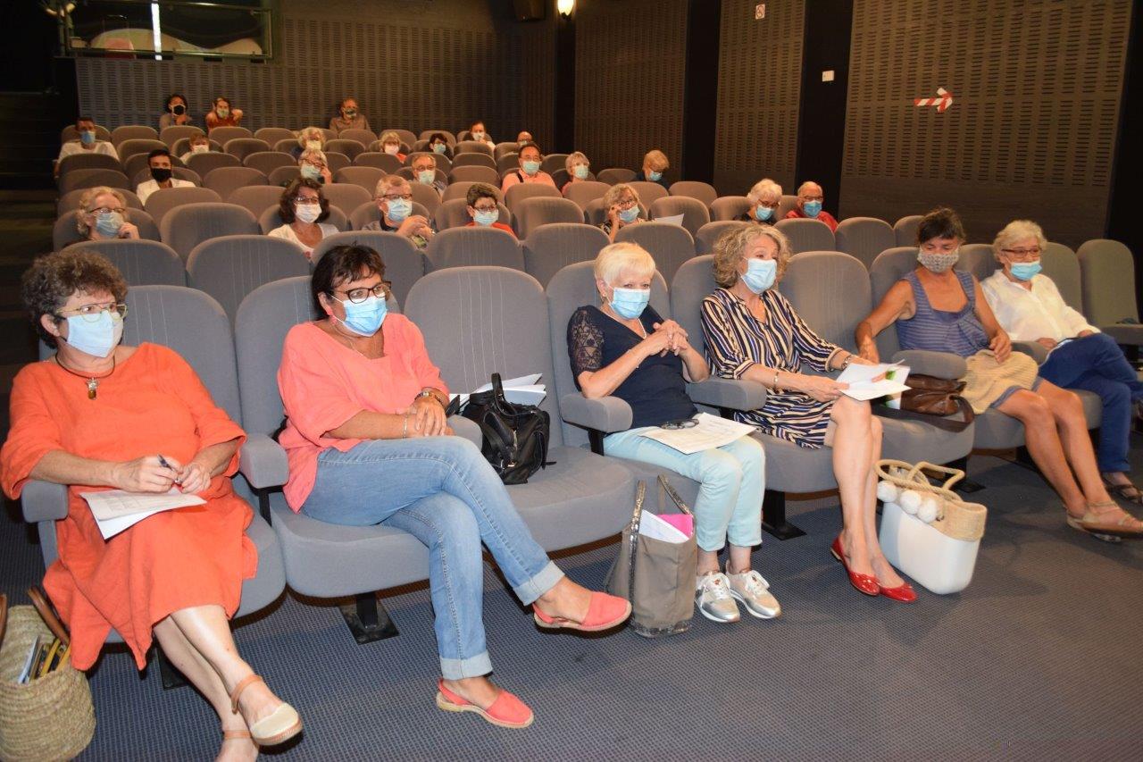 Les participants attentifs à la présentation du bilan de l'association