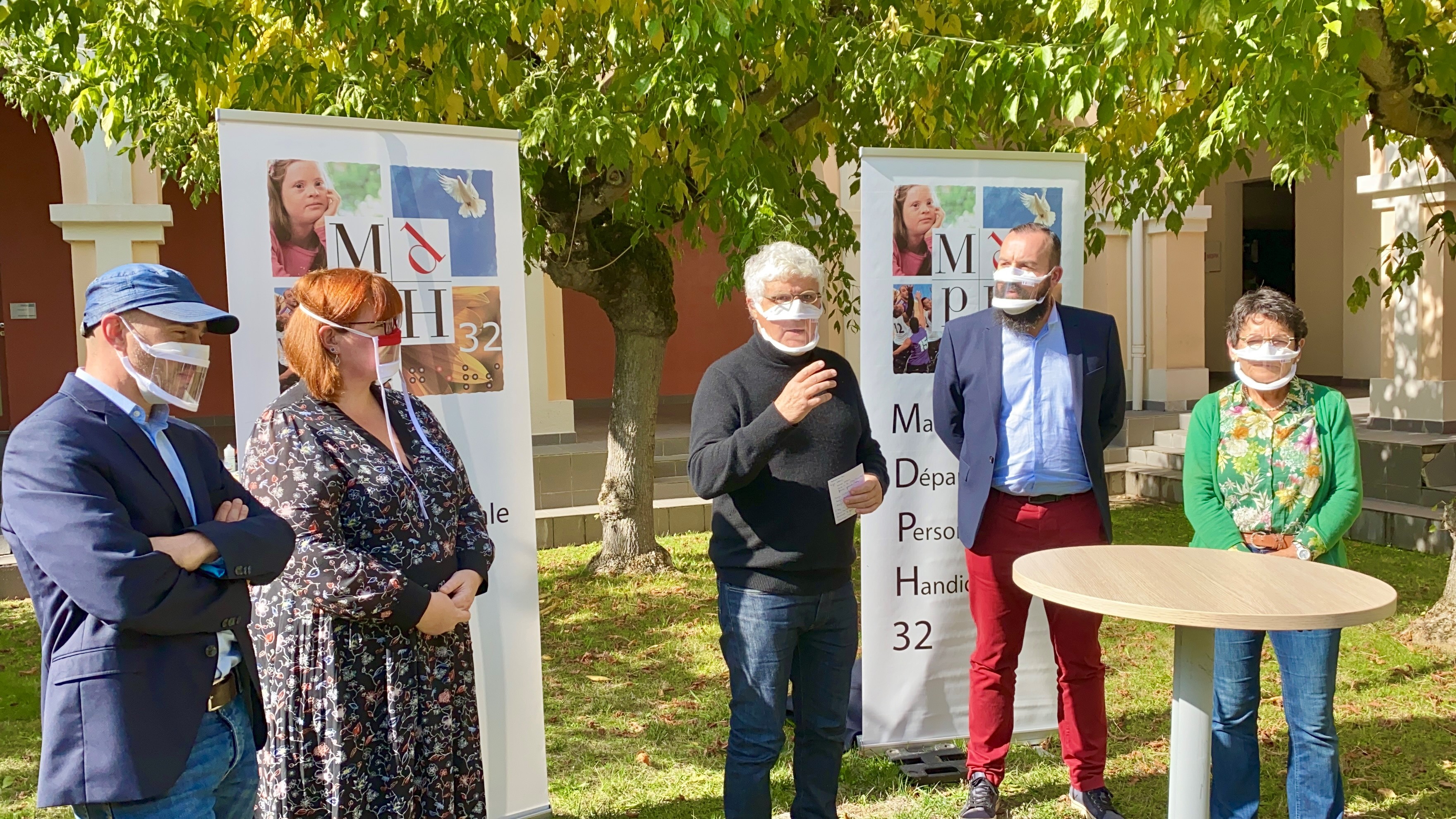 Anne Calvoz, présidente de l’Association Handicap Auditif du Gers, Philippe Martin, président du Conseil Départemental du Gers, Charlette Boué et Jérôme Samalens, conseillers départementaux, Samuel Massenez, directeur de la MDPH32.