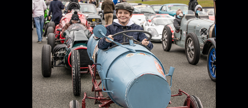 Superbe parade des voitures anciennes du Classic Festival à Nogaro  