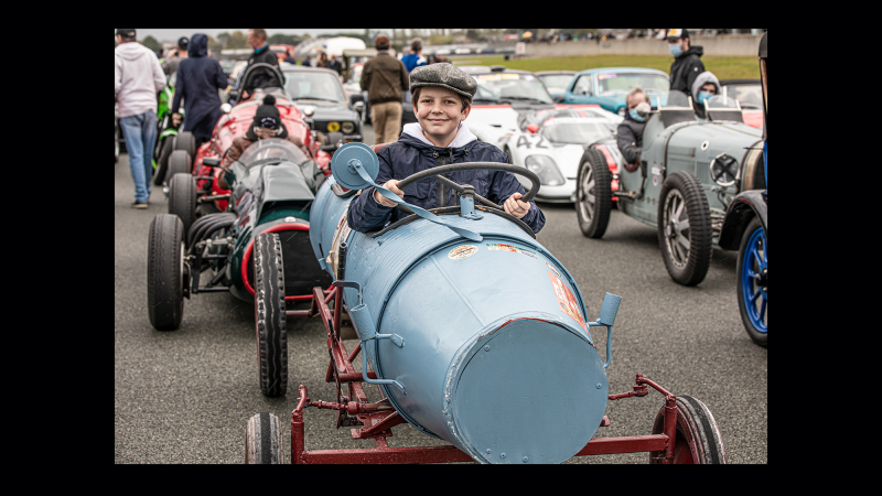 Superbe parade des voitures anciennes du Classic Festival à Nogaro  