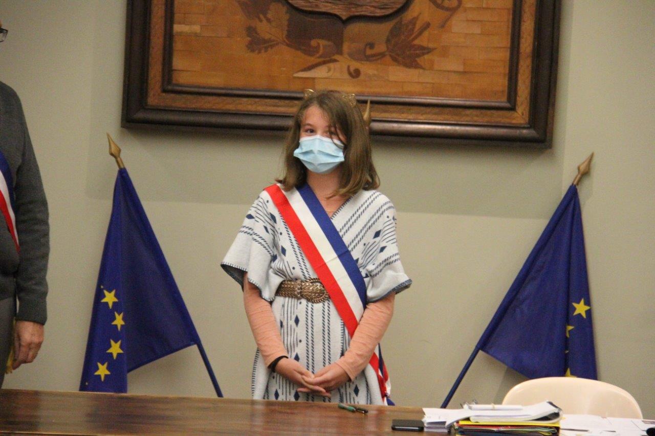 La nouvelle maire arbore fièrement son écharpe tricolore - Photos Marc Le Saux