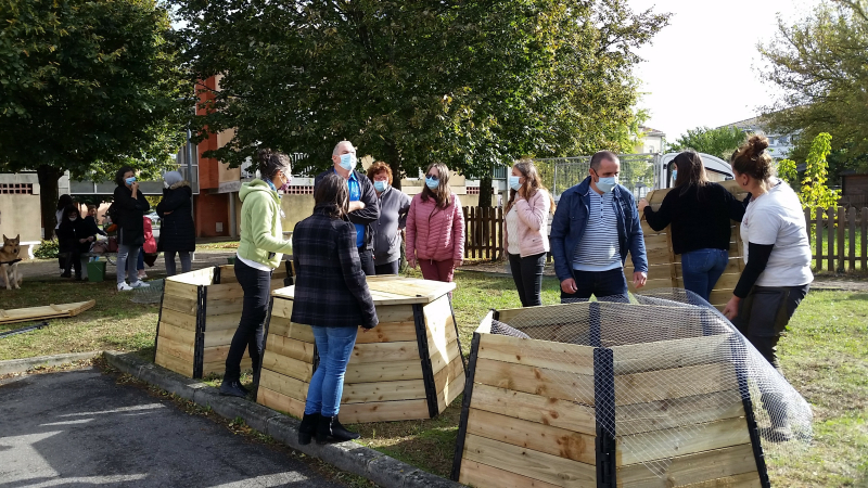 Installation de composteurs collectifs à la cité de la Vierge