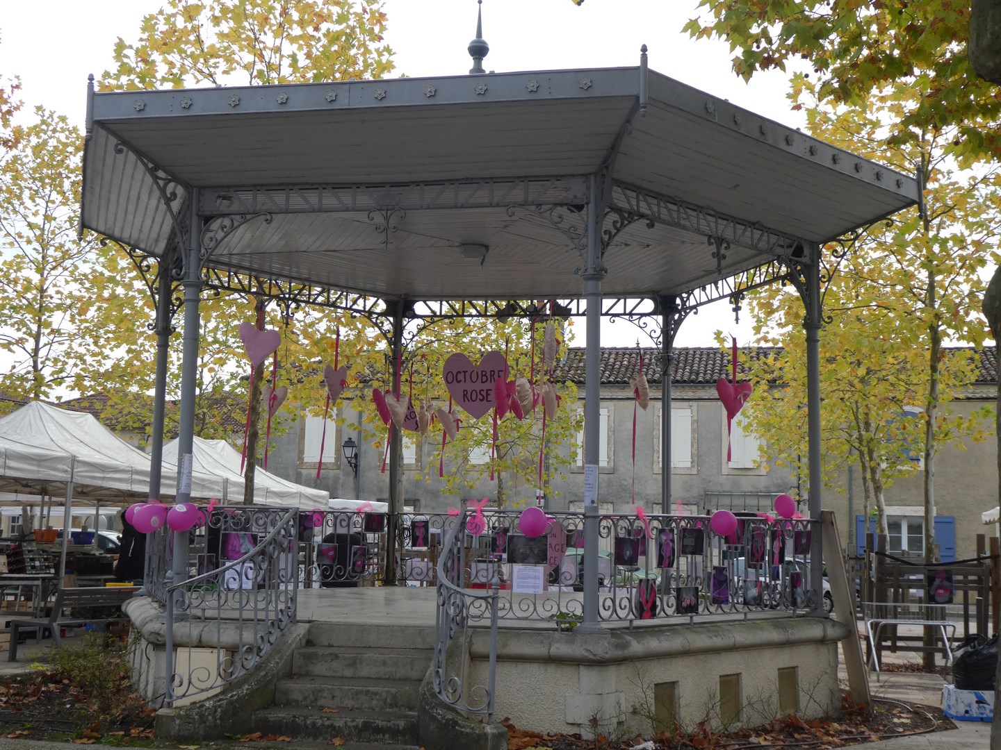 Le kiosque et ses environs centralise l'oeuvre des bénévoles investies dans cette cause 