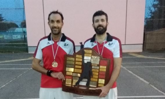 Thomas et Matthias avec, en mains, leur trophée