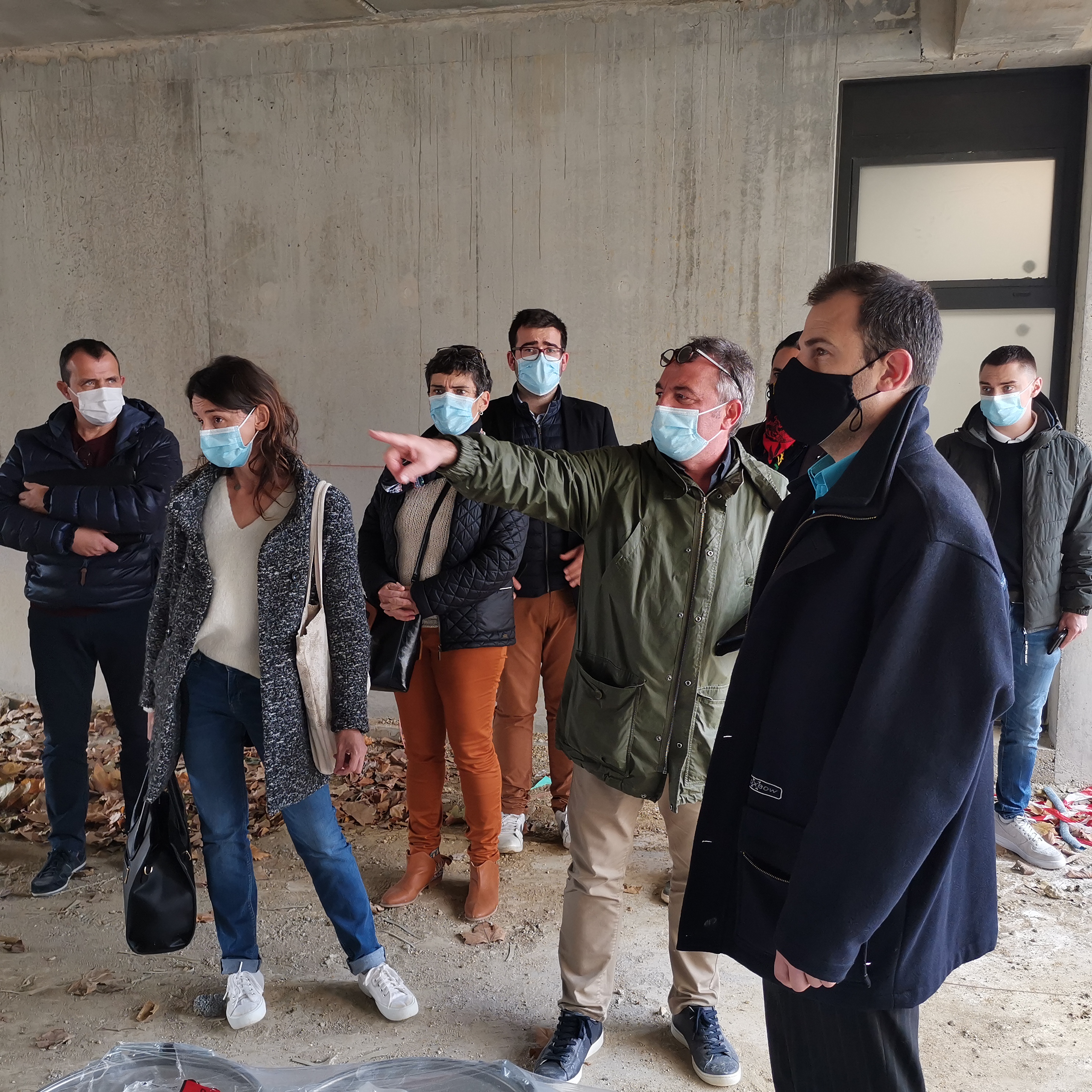 Visite guidée pour Monsieur le Maire et Madame La Directrice, et c'est Frederic Airoldi, l'architecte qui a mis son savoir-faire au service de ce chantier, à la manœuvre.