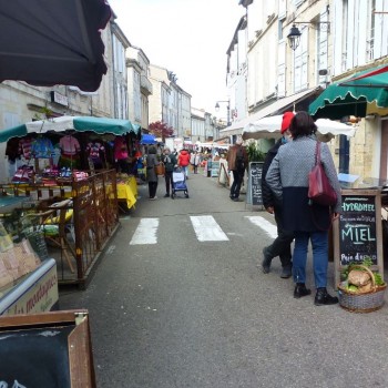 Lectoure jour de marché Rue Nationale.JPG