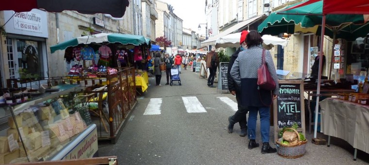 Lectoure jour de marché Rue Nationale.JPG