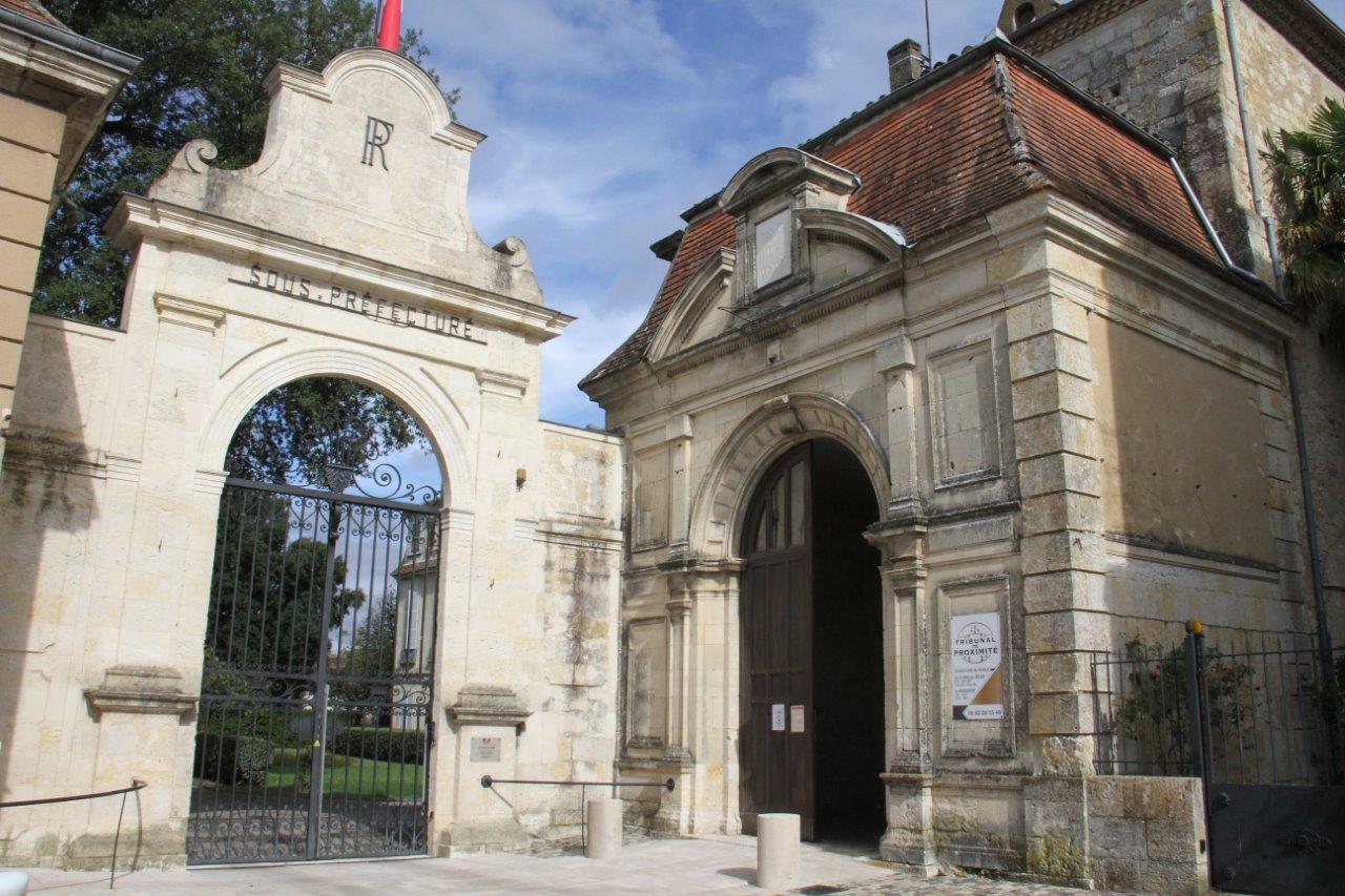 L'entrée de la sous-préfecture - Photo Marc Le Saux