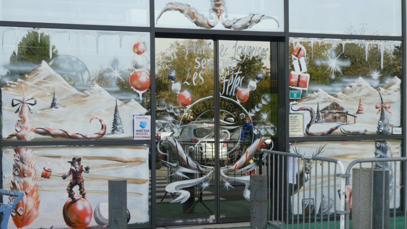 Première vitrine annonçant Noël ,  enfin un frisson positif ! 