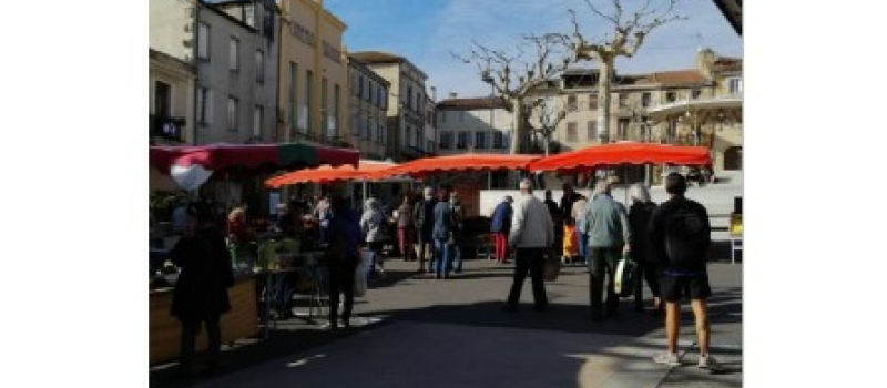 Un marché de novembre sous un franc ciel bleu