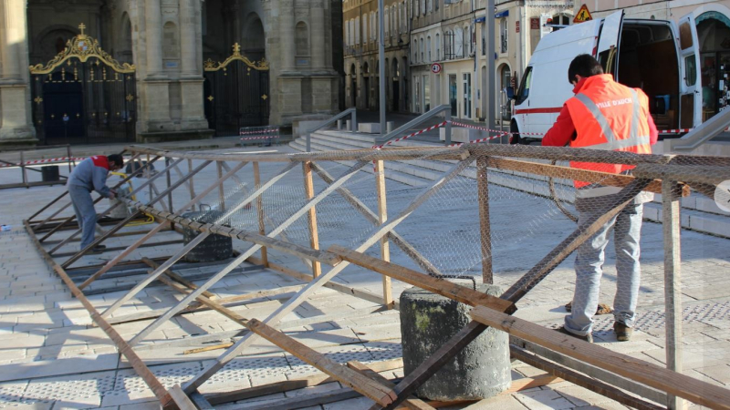 Noël : Un décor géant sur le parvis de la cathédrale