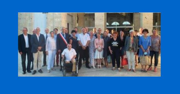En photo, sur la couverture du bulletin, la nouvelle équipe municipale
