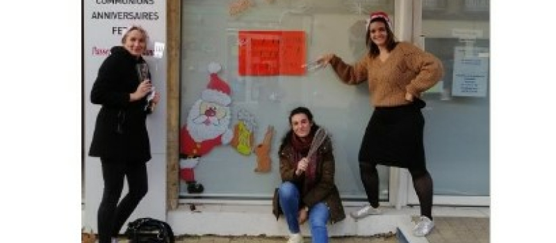 Les Mères Noël «anonymes» décorent les vitrines!