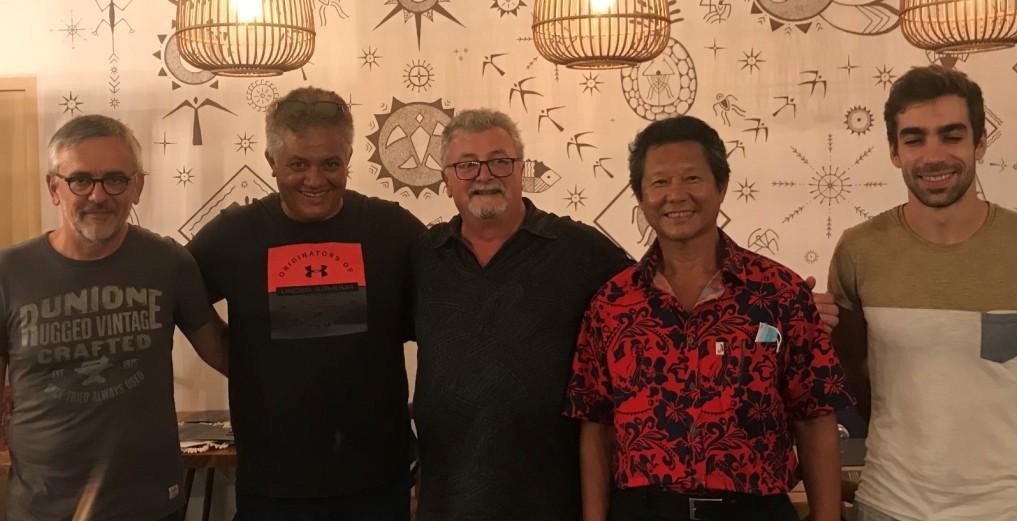 De gauche à droite :

Olivier GUIHO (formateur EFORSA), Larry COWAN (Responsable SSLIA de la DAC)

François FONTAINE (Président d’EFORSA)

Georges PUCHON, Directeur de l’Aviation Civile de Polynésie Française (DAC)

Nicolas ATENZA (formateur EFORSA)