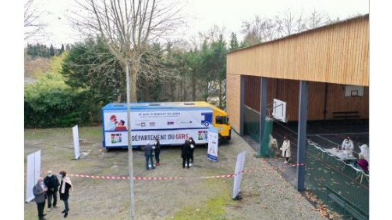 Le bus de test COVID-19 du Conseil Départemental du Gers fait étape à Riguepeu