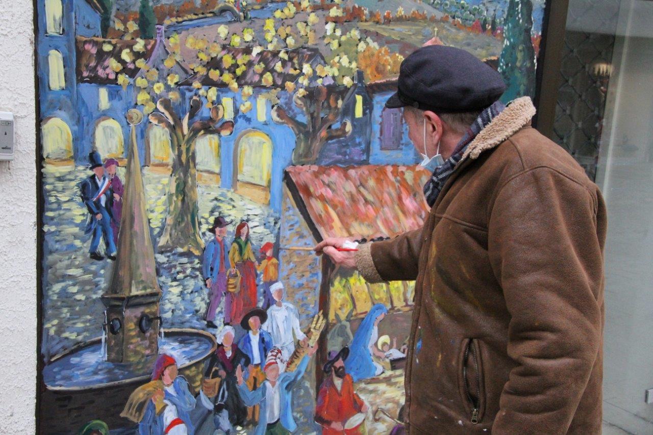 Dernières retouches sur une crèche provençale - Photo Marc le Saux