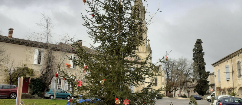 Le sapin majestueux a ses décorations de Noël