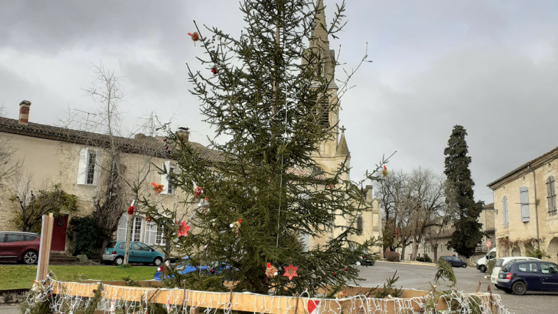 Le sapin majestueux a ses décorations de Noël