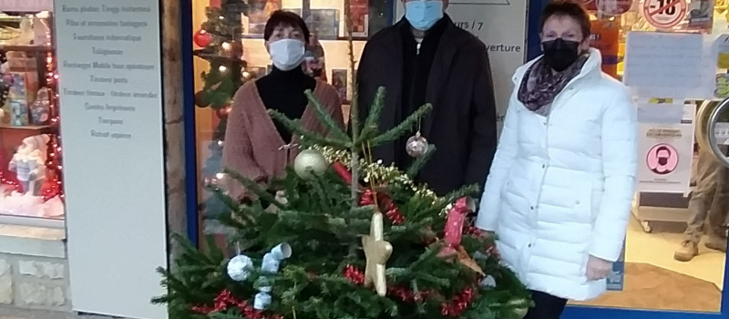 Les commerçants aussi ont leur sapin à l'extérieur