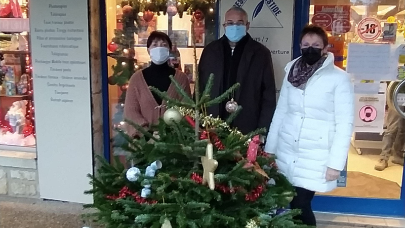 Les commerçants aussi ont leur sapin à l'extérieur