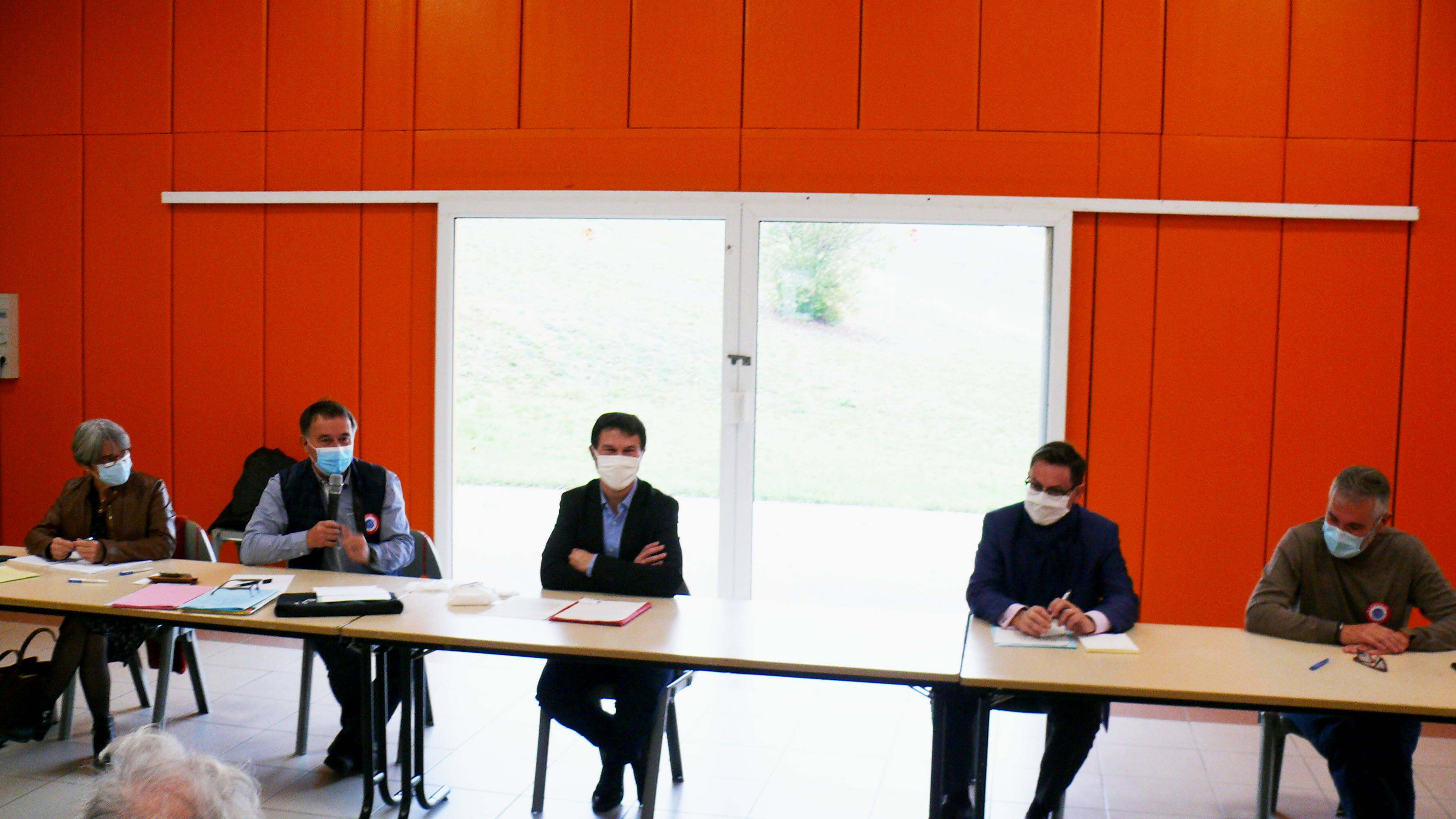 A la tribune Cyril Cotonat est entouré de Marie-José Seychal, Guy Clua, Xavier Brunetière et Jean-Jacques Marty.