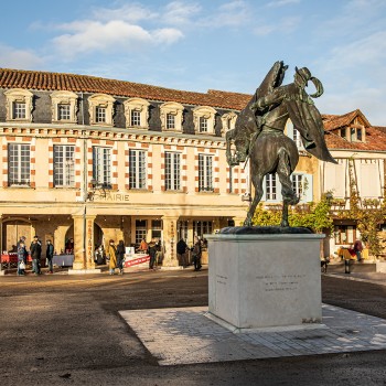 2 Les couverts de la mairie depuis la statue équestre de d'Artagnan 1bis 121220.jpg