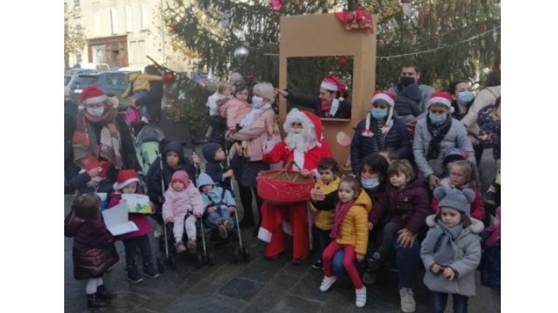 La magie de Noël au pied du sapin avec le Relais Assistantes Maternelles de Vic Accueil !