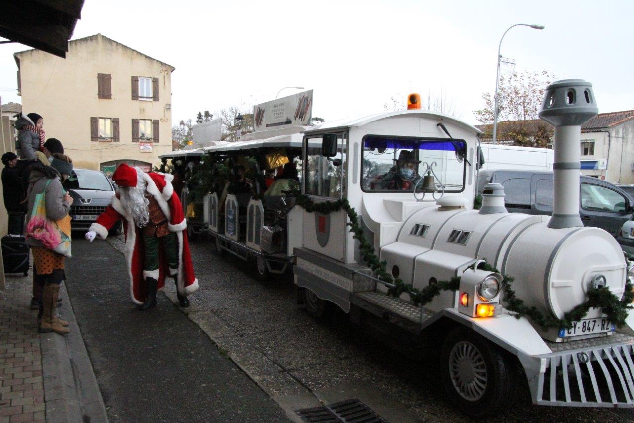  Le coucou du Père Noël aux enfants - Photos Marc Le Saux