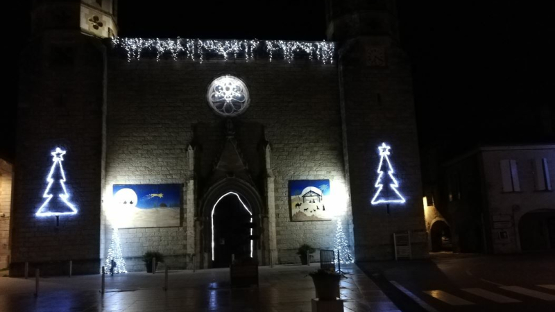 Les fresques installées sur la façade de l'église