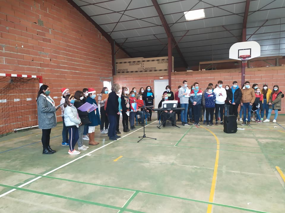 La chorale du collège chante pour tous les camarades de l'école - Photo Facebook Notre Dame de Piétat