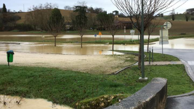 Routes coupées-stade inondé