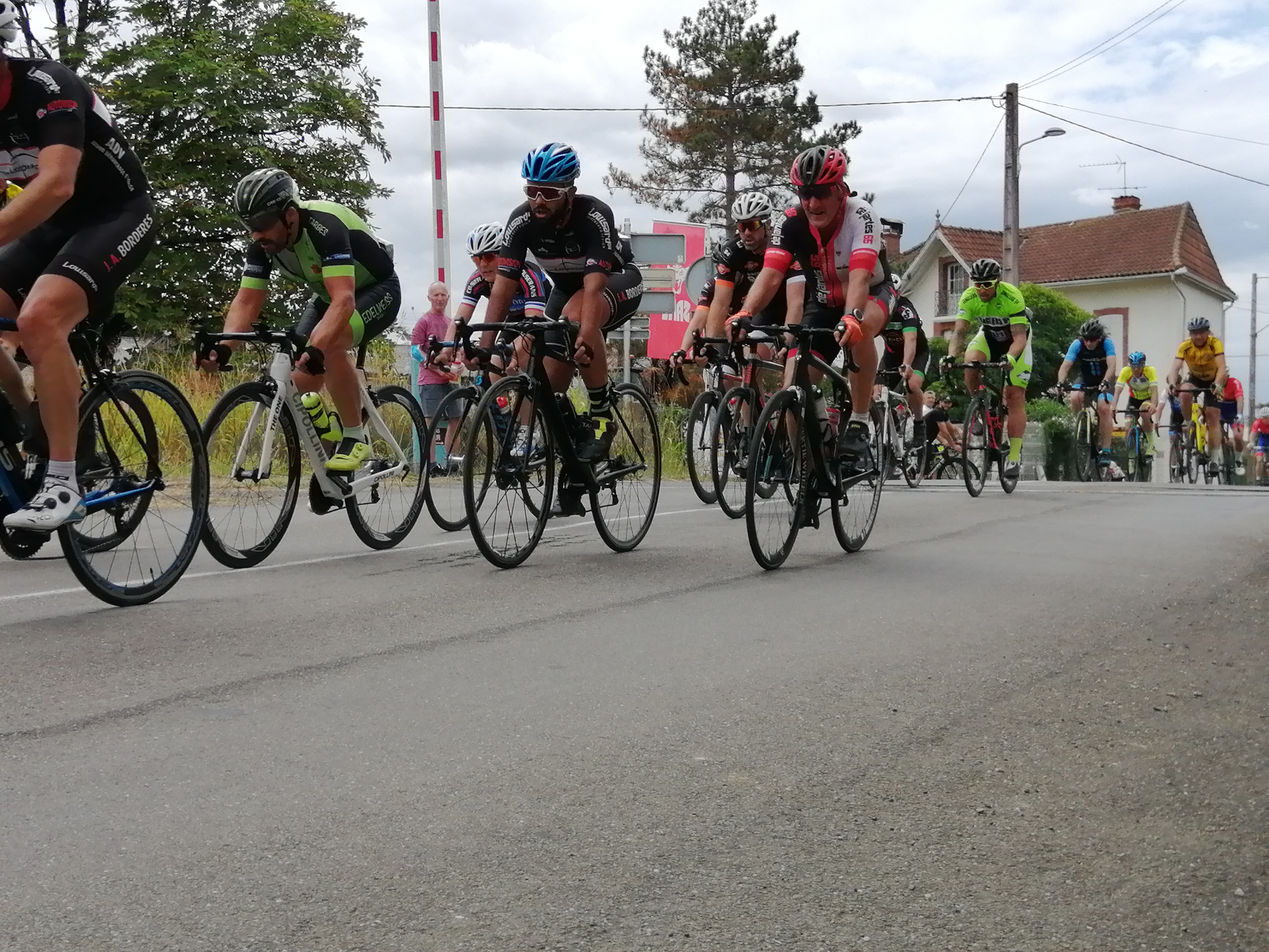 Chaque année, la course cycliste de Riscle rassemble 120 coureurs. © Crédit photo archives Lionel Lemaire
