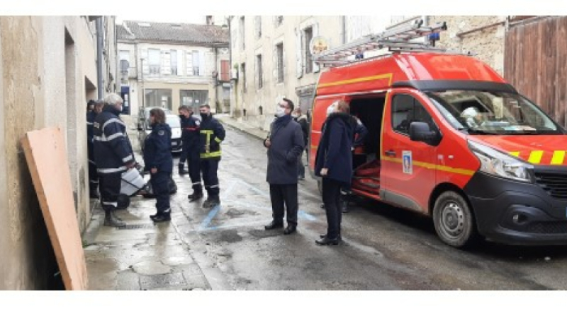 Inondations à Vic : les pompiers et les agents de la mairie au service de la population