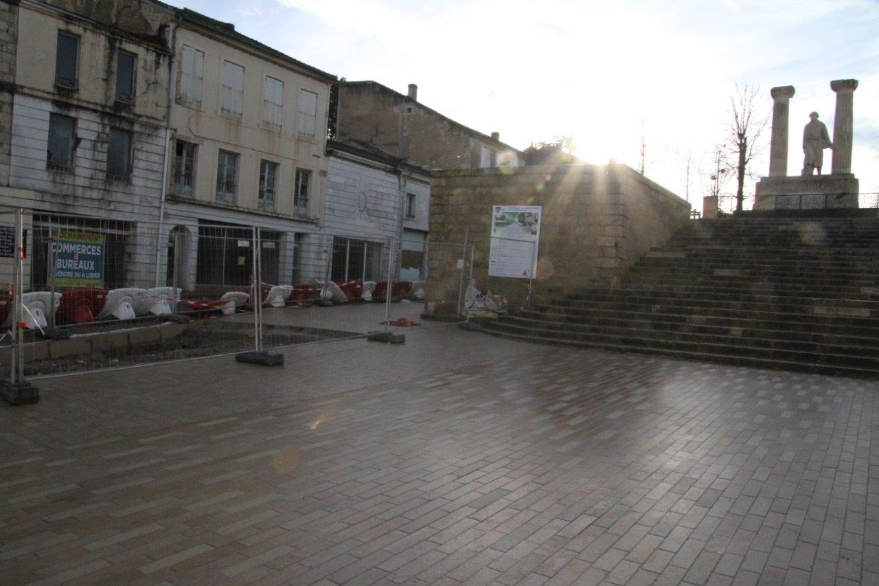 Un emplacement de choix face à la place du Souvenir dont la rénovation arrive à son terme - Photo Marc Le Saux