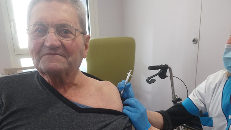 Le premier vacciné contre la Covid 19,