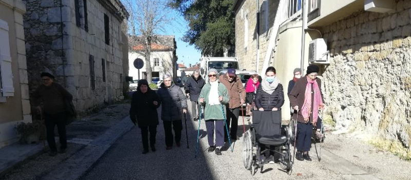Ils profitent d'un beau soleil pour se promener