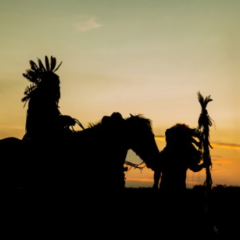 silhouette-homme-indien-cheval-au-coucher-du-soleil_46139-1195.jpg